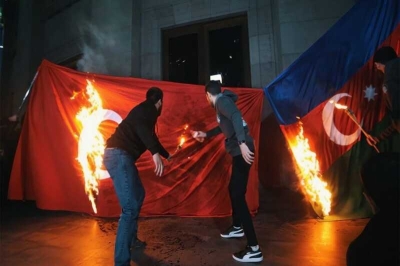 Протестующие сожгли флаги Турции и Азербайджана в центре Еревана